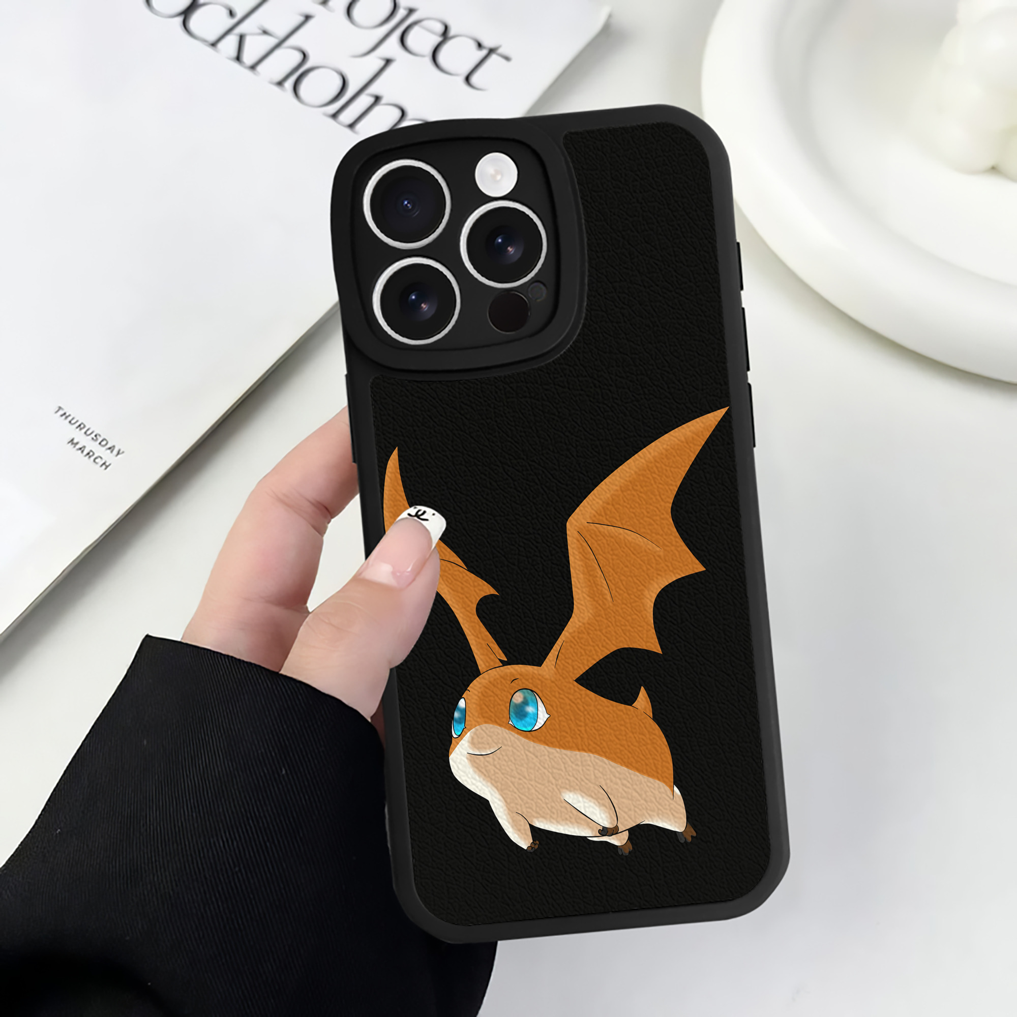 （画像用） Digimon デジタルモンスター/デジモン 【iPhone 16シリーズ対応】シリコンスマホケース（レザー調） 材質：シリコン